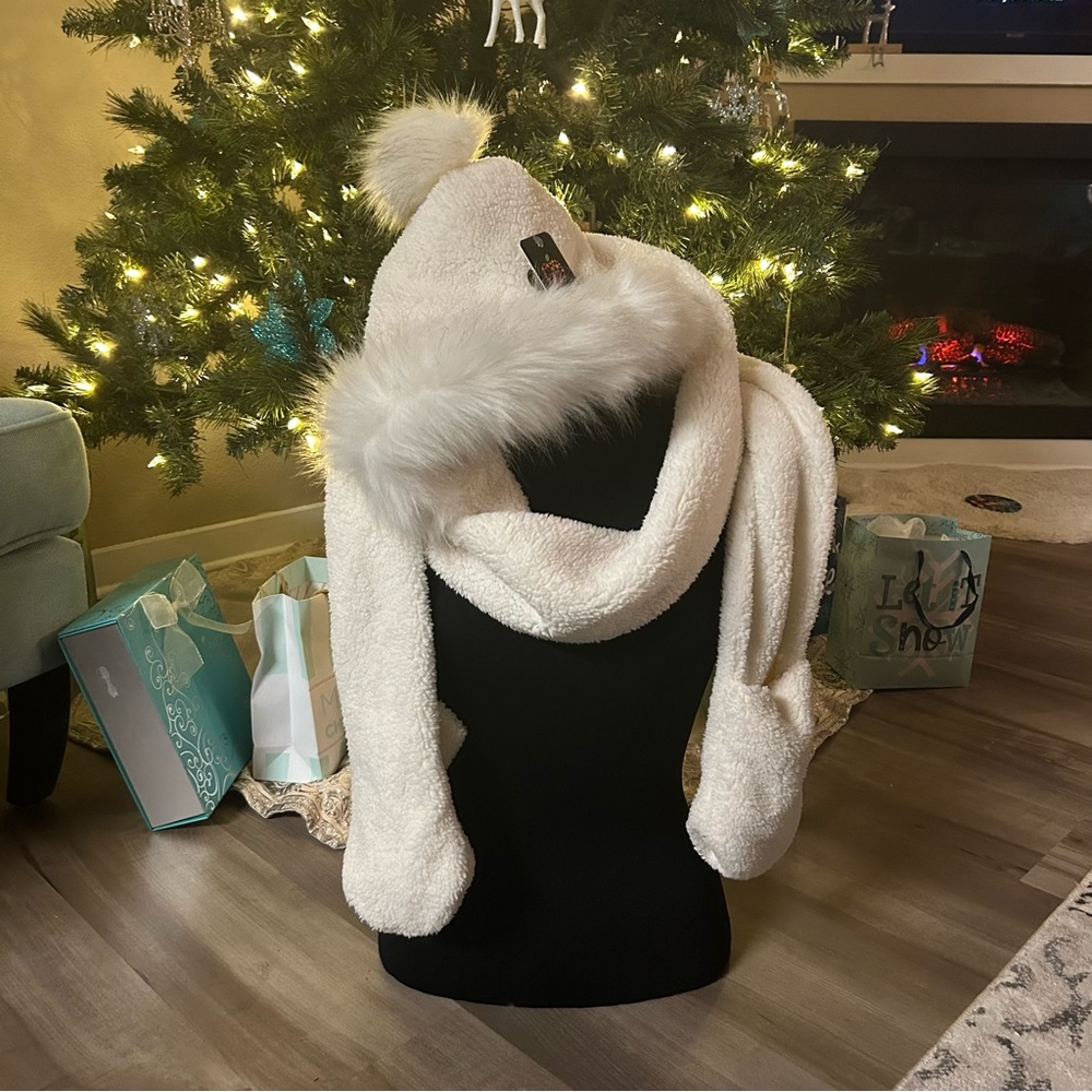 NWT White/Ivory Fleece Hooded Scarf with Faux Fur and Mitten Pockets